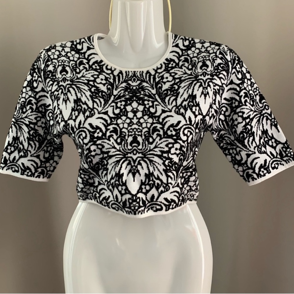 🆕 BCBG MAXAZRIA - Fitted floral print crop top